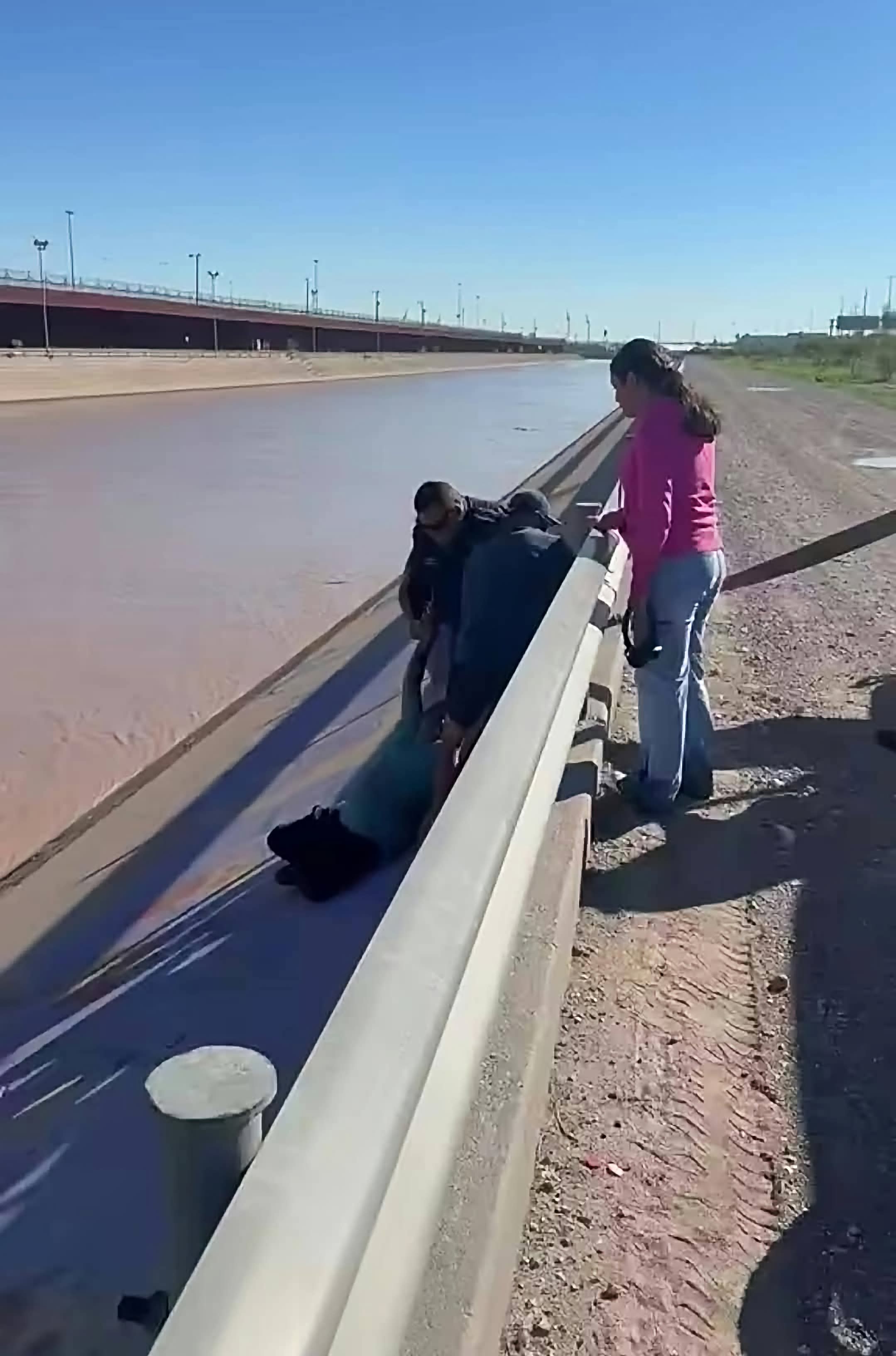 ELEMENTOS DE LA POLICÍA MUNICIPAL RESCATAN A UN HOMBRE EN EL RÍO BRAVO