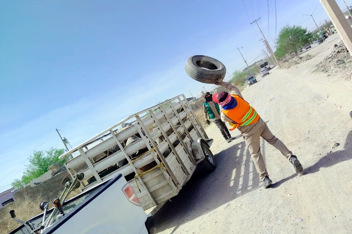 LIMPIAN DIQUES Y ARROYOS